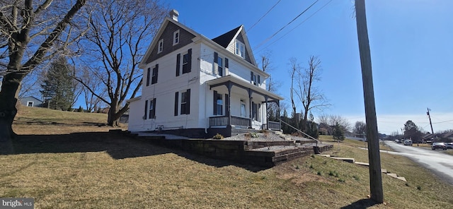 view of front facade featuring a porch and a front yard