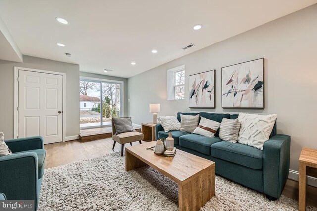 living room with light wood-style floors, recessed lighting, visible vents, and baseboards