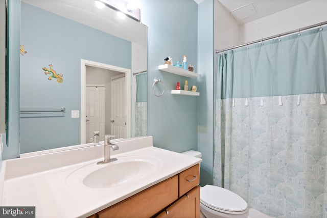 bathroom with a shower with curtain, vanity, and toilet