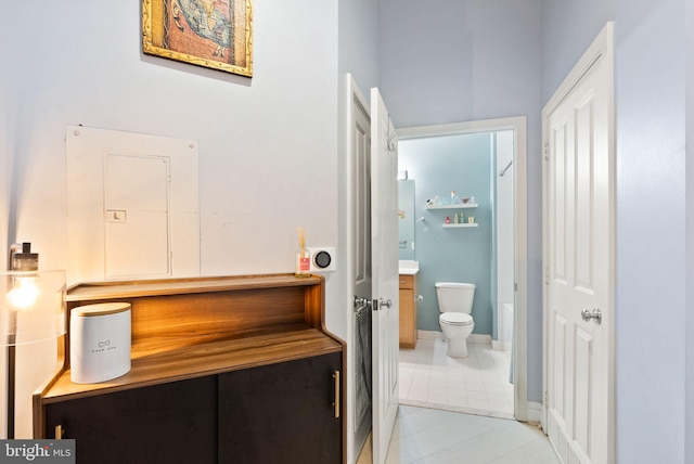 full bathroom featuring toilet, vanity, baseboards, and tile patterned floors