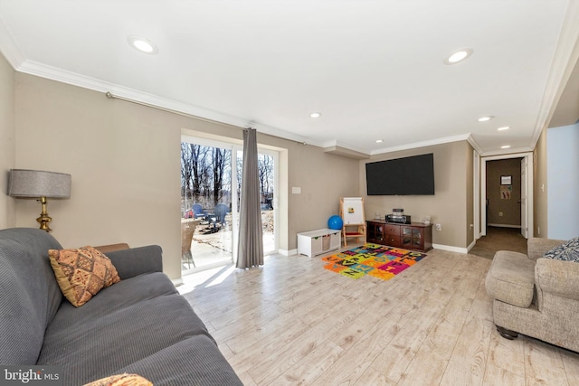 living room with recessed lighting, baseboards, wood finished floors, and crown molding