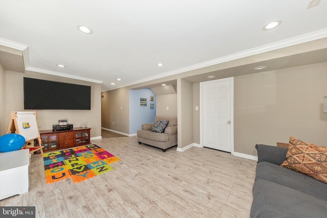 living room with recessed lighting, baseboards, wood finished floors, and crown molding