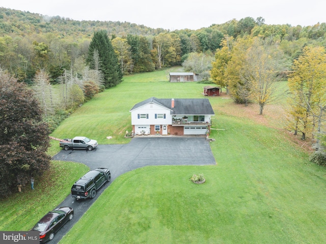 birds eye view of property featuring a forest view