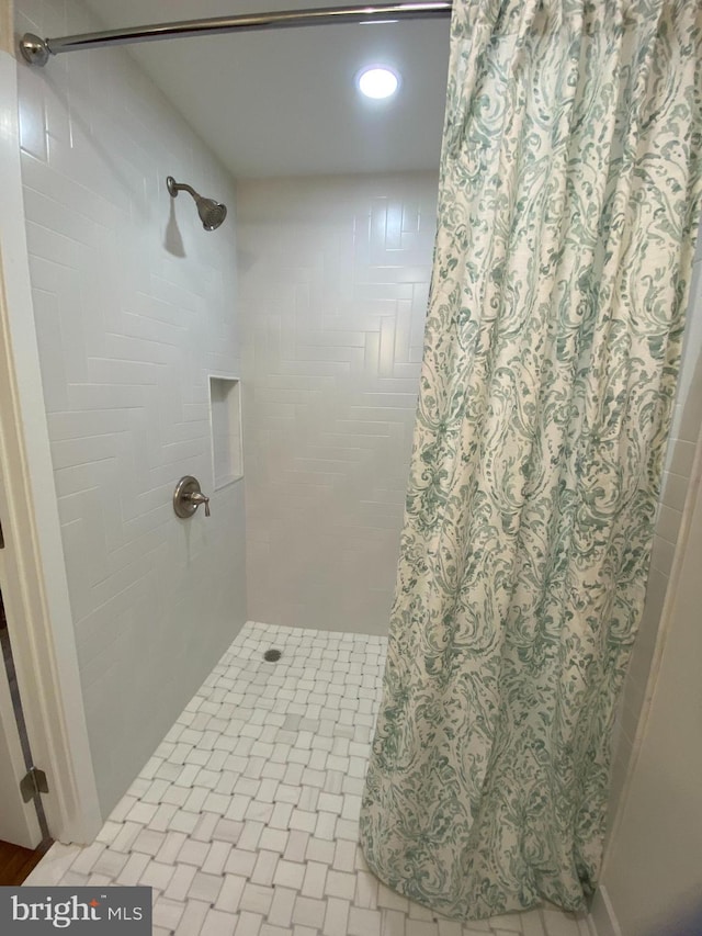 full bath featuring tiled shower