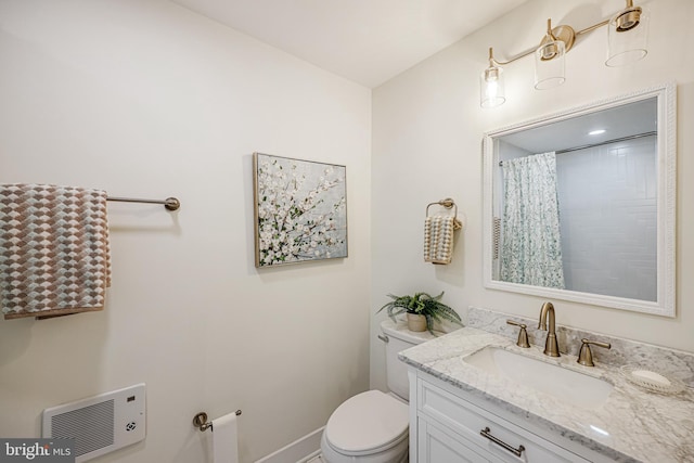 full bath featuring toilet, a shower with curtain, baseboards, and vanity