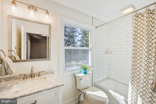 full bathroom with toilet, shower / tub combo, vanity, visible vents, and baseboards