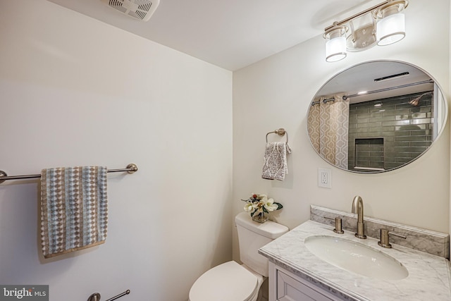 full bath with toilet, a shower with shower curtain, vanity, and visible vents