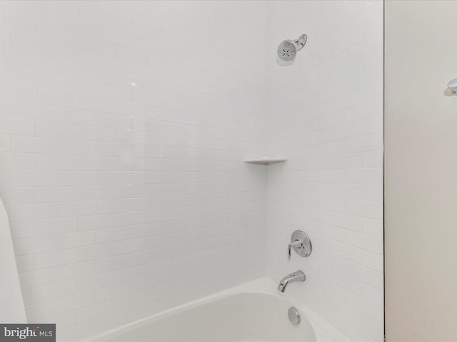 room details with shower / bath combination