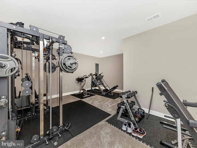 workout room featuring recessed lighting, visible vents, and baseboards