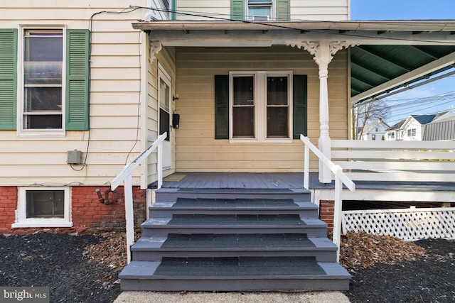 property entrance featuring a porch