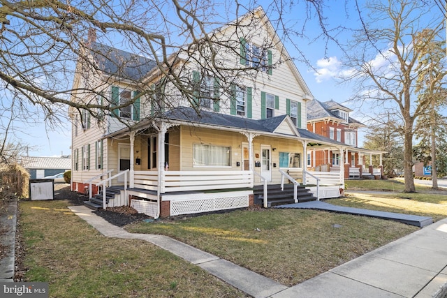 view of front facade featuring a porch and a front lawn