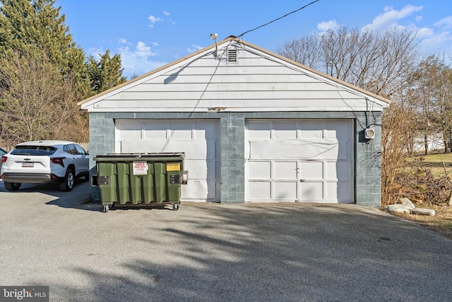 view of detached garage