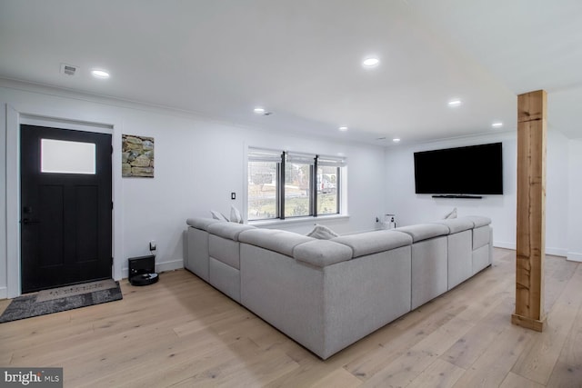 living room featuring recessed lighting, light wood-style floors, visible vents, and baseboards