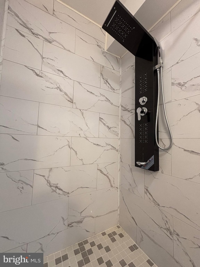 bathroom featuring tiled shower