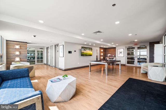 living room featuring light wood finished floors, visible vents, and recessed lighting