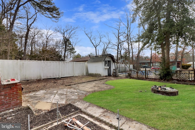 view of yard featuring an outbuilding and a fenced backyard