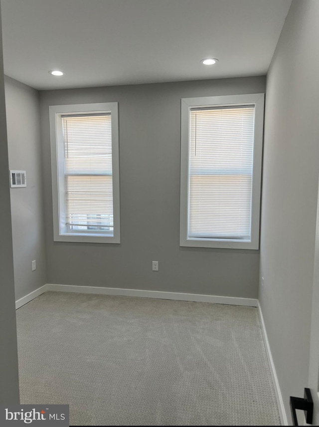 empty room with baseboards, visible vents, carpet flooring, and recessed lighting