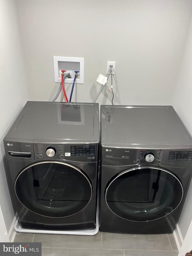 laundry room with laundry area and washing machine and clothes dryer