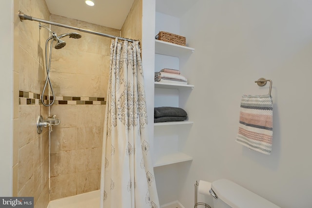 full bath featuring tiled shower and toilet