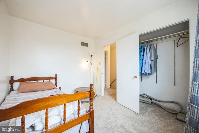 bedroom featuring visible vents, carpet floors, and a closet