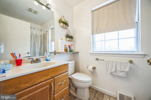 full bathroom featuring visible vents, toilet, vanity, and baseboards