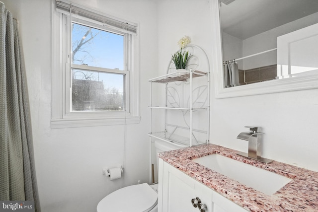 full bath featuring curtained shower, toilet, and vanity