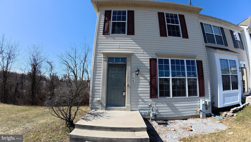 view of front of property with a front yard