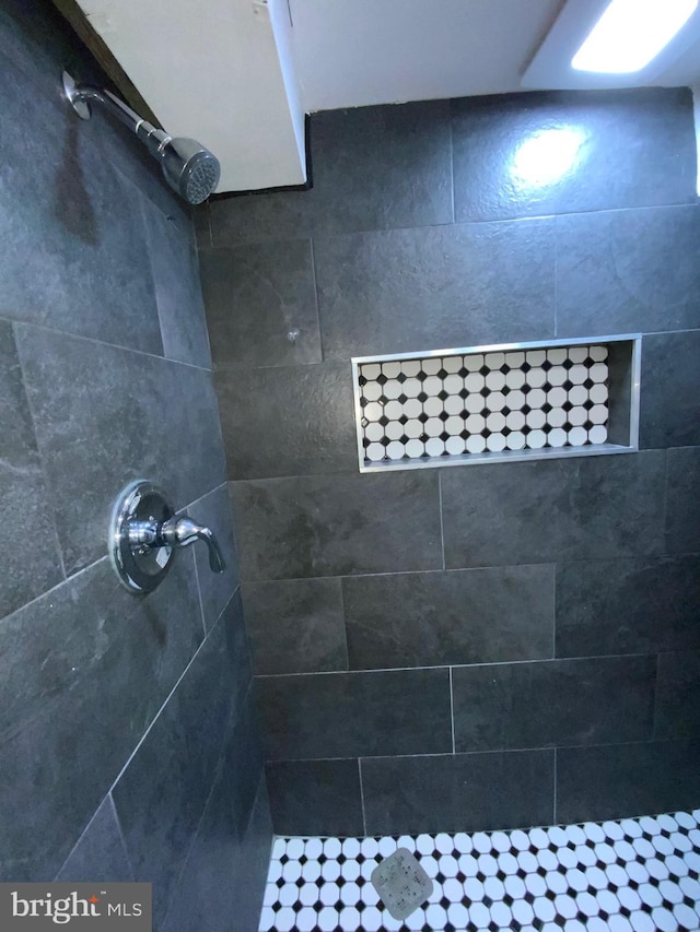3227 Woodring Ave, Baltimore, MD 21234 - bathroom featuring tiled shower