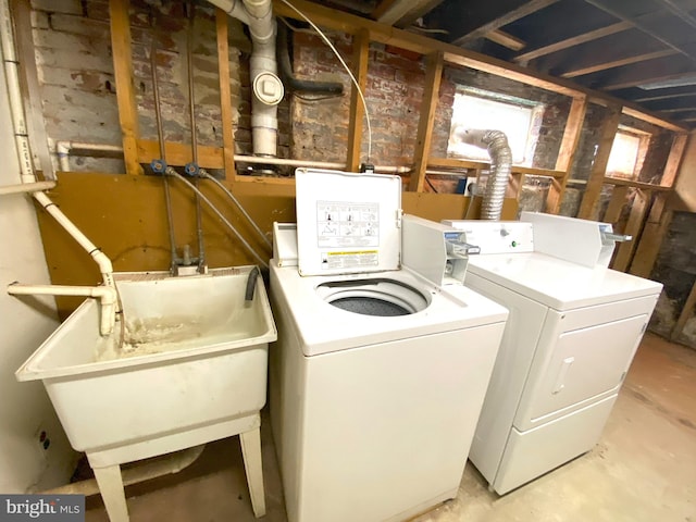 laundry area featuring a sink, laundry area, and washing machine and dryer