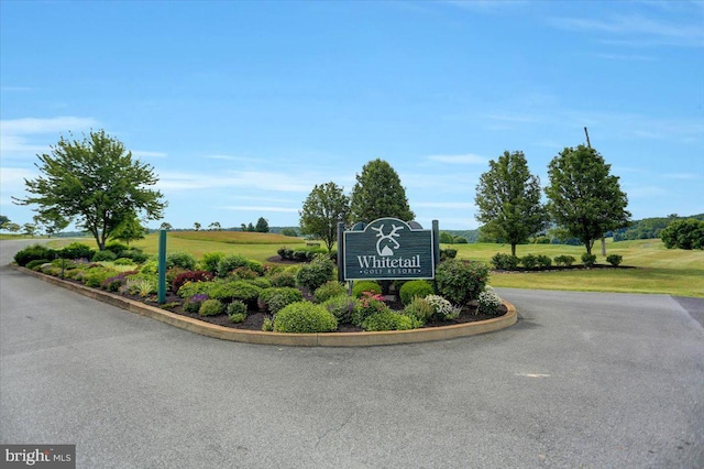 community / neighborhood sign featuring a lawn