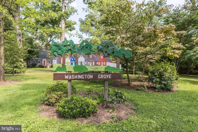 community sign with a lawn