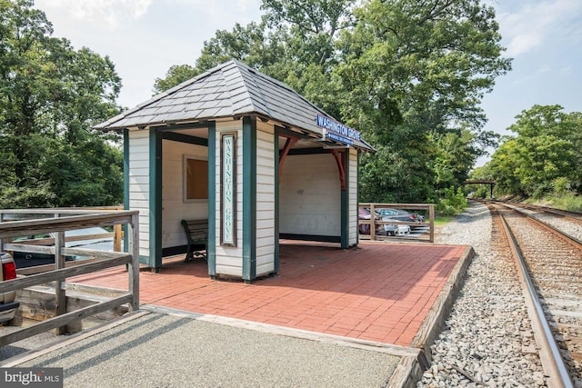 view of outdoor structure with an outbuilding