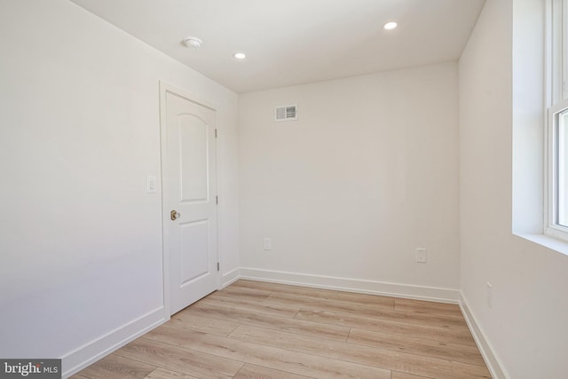 empty room with light wood-type flooring, baseboards, visible vents, and recessed lighting