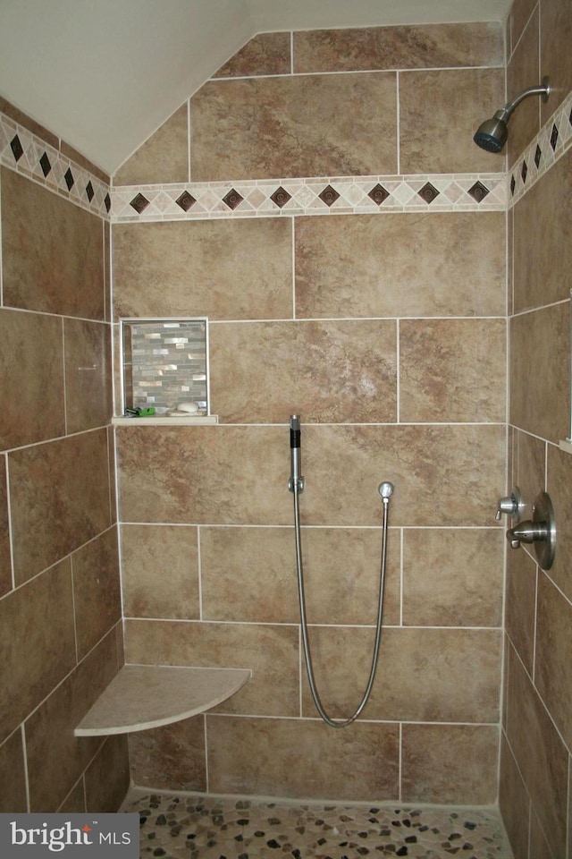 room details featuring a tile shower