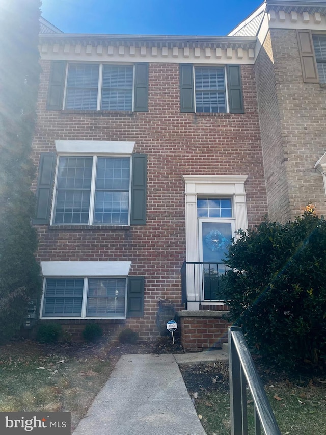 view of front facade with brick siding