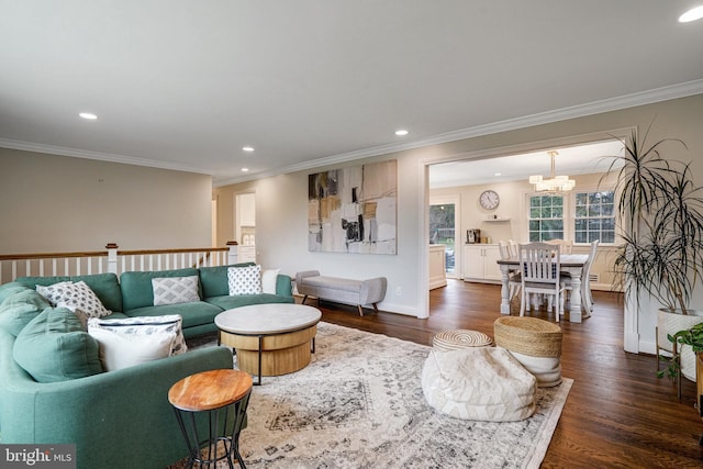 living room with crown molding, baseboards, wood finished floors, and recessed lighting