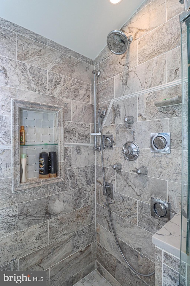 full bathroom featuring a tile shower