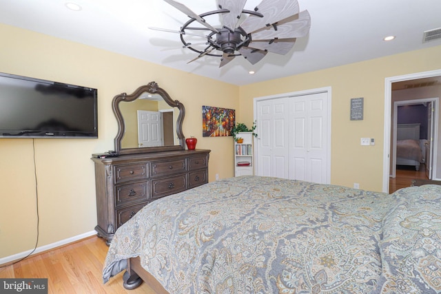 bedroom featuring visible vents, a ceiling fan, wood finished floors, a closet, and recessed lighting
