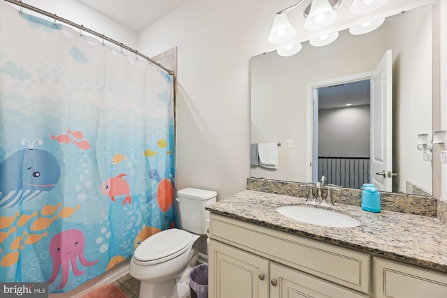 full bathroom with curtained shower, vanity, and toilet