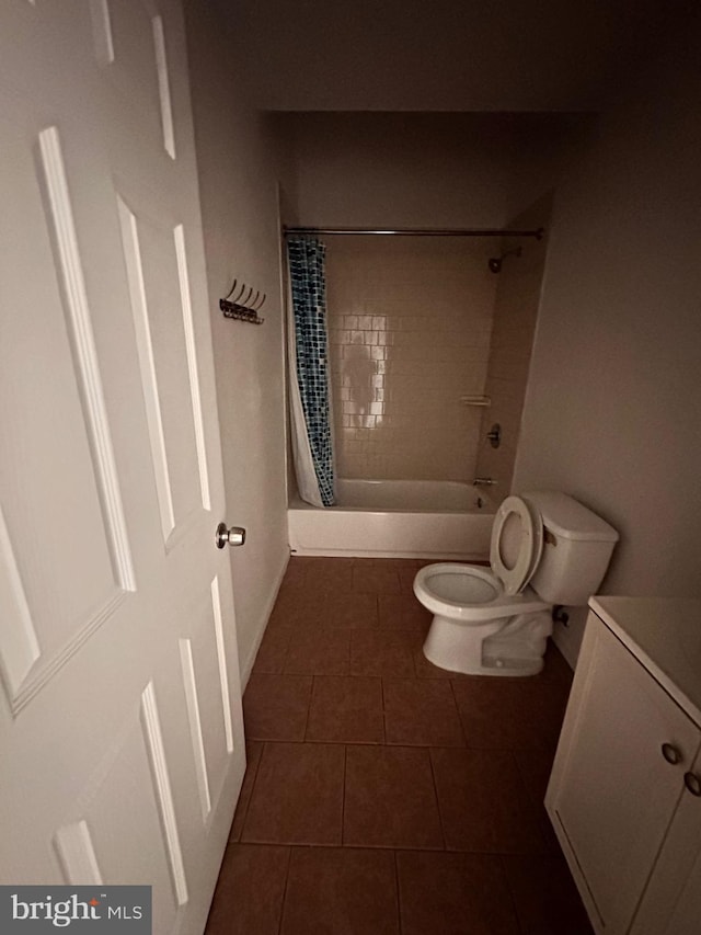 full bathroom featuring toilet, shower / tub combo, vanity, baseboards, and tile patterned floors