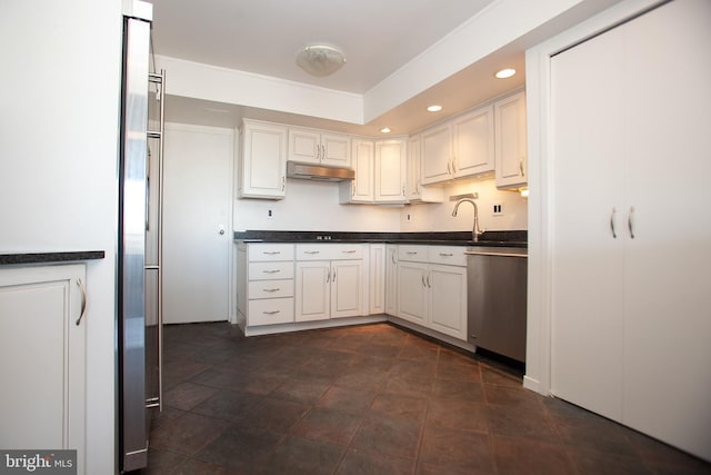 kitchen with under cabinet range hood, dark countertops, dishwasher, and recessed lighting