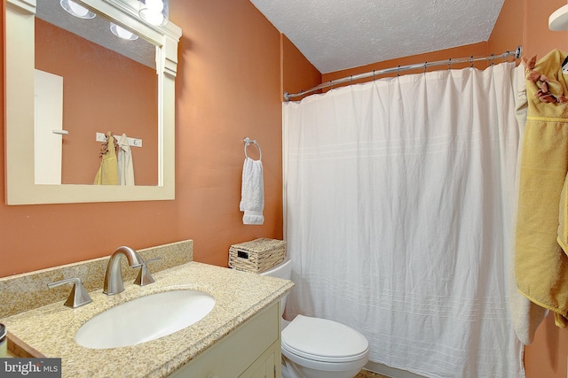 full bathroom with a textured ceiling, toilet, a shower with shower curtain, and vanity