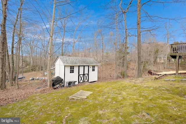 view of yard with an outbuilding and a storage unit