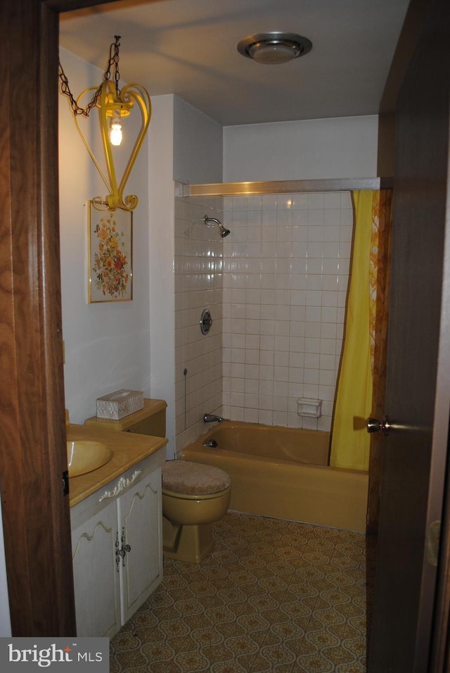 bathroom with shower / tub combo with curtain, vanity, and toilet