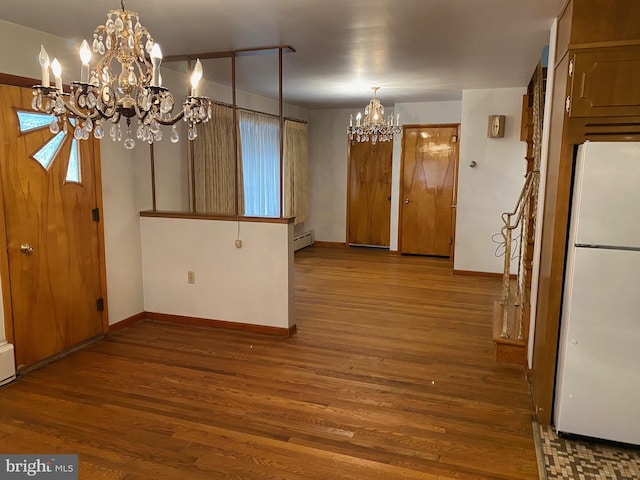 kitchen featuring a chandelier, wood finished floors, freestanding refrigerator, and baseboards