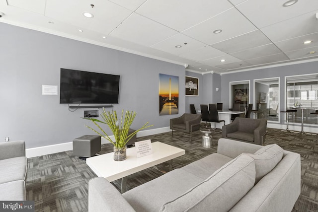 living area featuring crown molding, recessed lighting, and baseboards