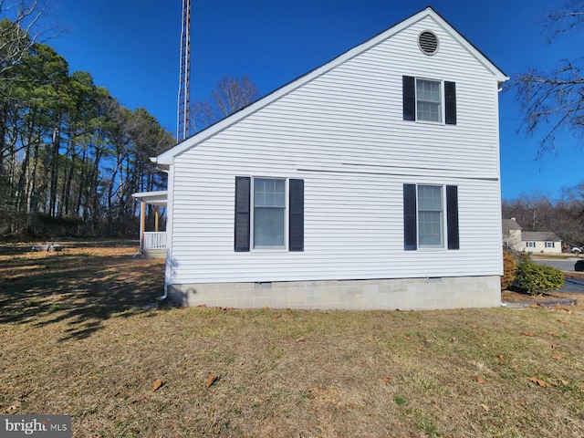 view of side of property featuring a lawn