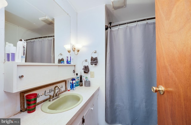 full bath featuring a shower with curtain and vanity