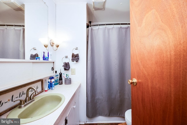 full bath with toilet, a shower with curtain, and vanity