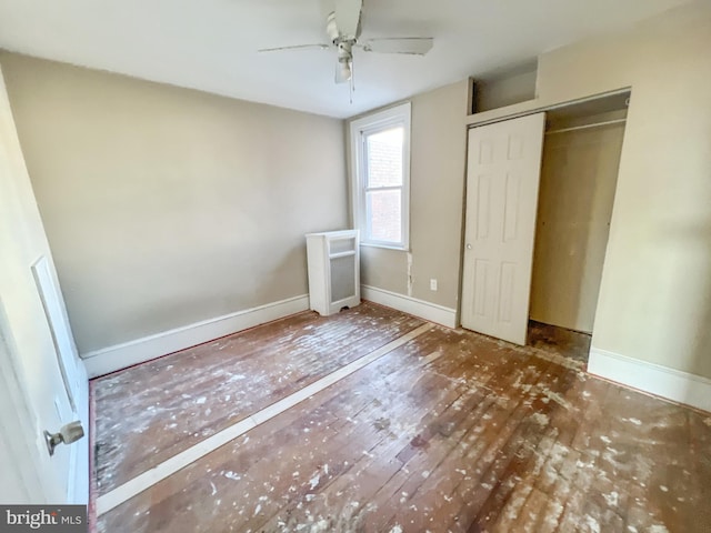 unfurnished bedroom featuring baseboards and a closet